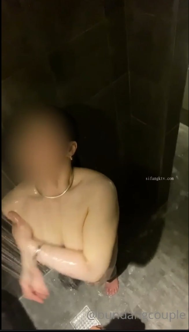 微胖大奶露脸极品人妻的诱惑，跟大哥激情啪啪，口交大鸡巴，激情上位自己揉骚奶子